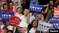 Pendukung Donald Trump bersorak dalam kampanye di Dimondale, Michigan (19/8). (Reuters/Carlo Allegri)