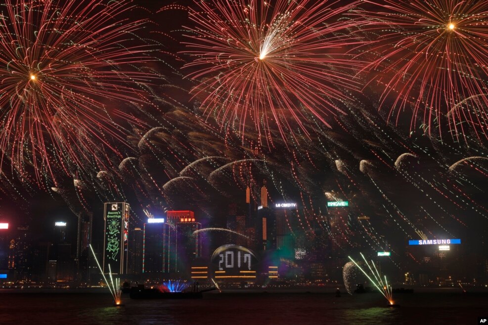 Fuegos artificiales explotan sobre el puerto de Victoria para celebrar la víspera de Año Nuevo en Hong Kong. (Foto AP)