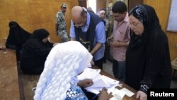 Votantes en un centro de votación en Cairo, durante el comienzo de las elecciones presidenciales, el miércoles 23 de mayo de 2012.