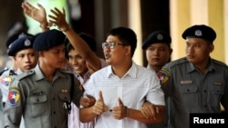 Dua wartawan Reuter, Wa Lone dan Kyaw Soe Oo di pengadilan Insein di Yangon, Myanmar, 27 Agustus 2018. (Foto: dok).