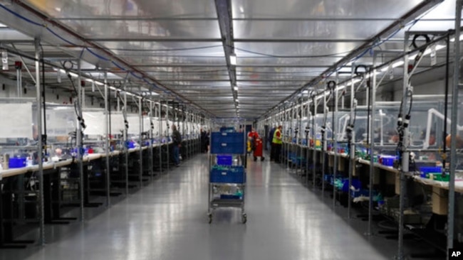 Pabrik mobil Ford ikut memproduksi ventilator selama pandemi.