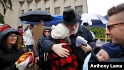 El ex rabino de la sinagoga Tree of Life ("Árbol de la Vida") Chuck Diamond dirigió el servicio de 45 minutos y compartió con los presentes.