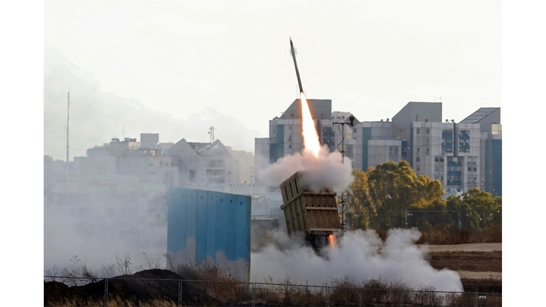 Sistem pertahanan udara Iron Dome Israel diluncurkan untuk mencegat roket yang diluncurkan dari Jalur Gaza, di atas kota Ashdod, Israel selatan, 17 Mei 2021. (Foto: ahmad gharabli/AFP)