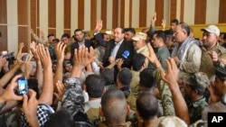 Perdana Menteri Nouri al-Maliki (tengah) dikelilingi warga dan pasukan keamanan di Amerli (1/9).