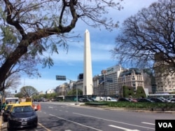 阿根廷首都布宜诺斯艾利斯市地标方尖碑为纪念该城400周年而建. （美国之音 申华拍摄）