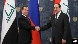 Thủ tướng Nga Dmitry Medvedev bắt tay cùng Thủ tướng Iraq Nouri Al-Maliki 