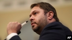 Anggota DPR Ruben Gallego, mengajukan pertanyaan dalam salah satu sesi rapat Komite Sumber Daya Alam DPR AS, di Lafayette Square, Washington, pada 1 Juni 2020. (Foto: Leah Millis/Pool via AP)