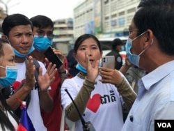 រូបឯកសារ៖ លោក ហ៊ុន វណ្ណៈ សមាជិក​យុវជន​ខ្មែរ​ថាវរៈ រាប់ពី​ឆ្វេងដៃ​ទៅ ឈរ​នៅ​កណ្តាល កំពុង​ជជែក​ជាមួយ​អាជ្ញាធរ​ផ្សារ​អូឡាំពិក ក្នុង​ទីក្រុង​ភ្នំពេញ​ នៅ​ថ្ងៃ​ទី​១២ ខែសីហា​ ឆ្នាំ​២០២០។ (ហ៊ុល រស្មី/វីអូអេ)​