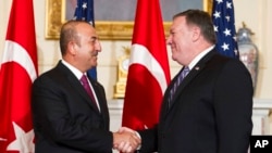 Le secrétaire d'Etat Mike Pompeo, à droite, rencontre le ministre turc des Affaires étrangères, Mevlut Cavusoglu, au département d'Etat à Washington, lundi 4 juin 2018. (AP Photo / Cliff Owen)