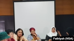 Gerakan Perempuan Peduli Kementerian Pemberdayaan Perempuan dan Perlindungan Anak (KPPA) dalam jumpa pers di kantor Komnas HAM, Kamis, 5 September 2019. (Foto: VOA/Fathiyah)