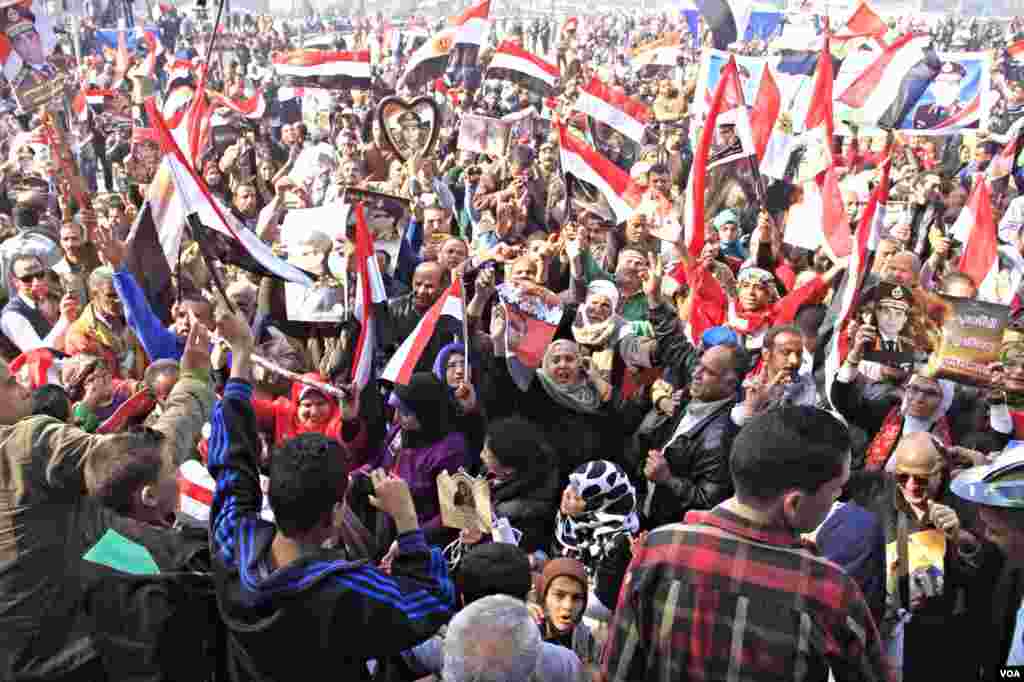 Pro-government crowds gather in Cairo&#39;s Tahrir Square, Jan. 25, 2014, (Hamada Elrasam for VOA).