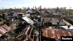ဖိလစ်ပိုင်မှာ ၃ ရက်ကြာတိုက်ခတ်နေတဲ့ တိုင်ဖွန်းမုန်တိုင်း Hagupit ကြောင့် ပျက်စီးသွားတဲ့ လူနေအိမ်များ။ (ဒီဇင်ဘာ ၈၊ ၂၀၁၄)