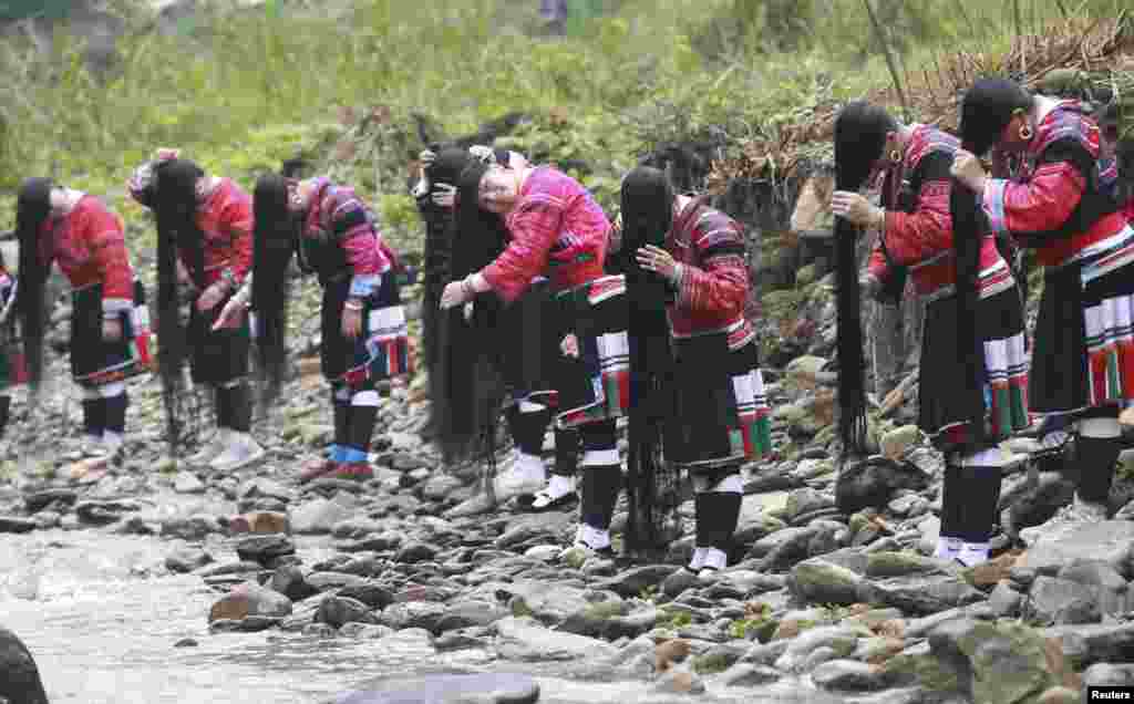 Para perempuan etnis minoritas Yao di desa Huangluo, Guilin, Guangxi Zhuang, China menyisir rambutnya sebagai bagian dari Festival Rambut Panjang.