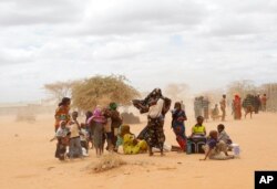 Para pengungsi Somalia antre di luar pusat pengurusan pengungsi UNHCR di Dadaab, timur Kenya, 5 Agustus 2011. Perubahan iklim yang diakibatkan perbuatan manusia menyumbang pada menurunnya curah hujan di Afrika Timur pada 2011.