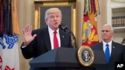 Presiden AS Donald Trump dan Wapres Mike Pence (kanan) dalam pidato yang menyoroti defisit perdagangan AS hari Jumat (31/3). 