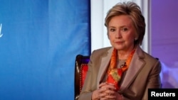 Mantan Menlu AS Hillary Clinton pada acara Women for Women International Luncheon di New York City, New York, 2 Mei 2017. 