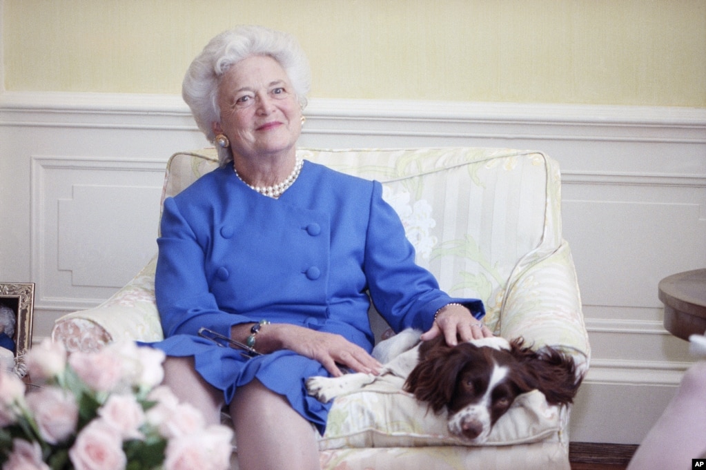 1990年，美國前第一夫人芭芭拉·布什和她的愛犬米莉。