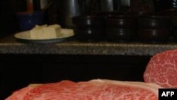 Thịt bò Kobe là một trong các loại thịt bò đắt tiền nhất thế giới, nổi tiếng là ngon, có hương vị đặc biệt và rất mềm