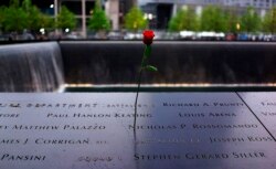 Nama-nama korban tertulis pada batu peringatan serangan 9/11 di bekas lokasi World Trade Center (foto: dok).