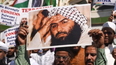 Người Hồi giáo Ấn Độ cầm ảnh bị rạch mặt của Maulana Masood Azhar lãnh tụ tổ chức Jaish-e-Mohammad trong cuộc biểu tình chống Pakistan tại Mumbai ngày15/2/2019.