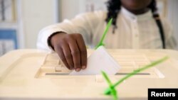 FILE - A Kenyan woman casts her vote at a mock polling station during a pre-election exhibition in Nairobi, June 12, 2017. 