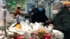 Personas con máscaras sanitarias compran en un supermercado en Beijing, China, mientras el país enfrenta un brote de un nuevo coronavirus que ha infectado al menos a 2000 personas y ha causado la muerte de 56. enero 26 de 2020. Foto: Reuters.