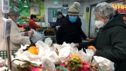 Pessoas num supermercado usando máscaras. Pequim 26 janeiro 2020