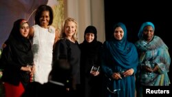 Samar Badawi (tengah, di samping Hillary Clinton) saat menerima penghargaan International Women of Courage Award 2012 dari Departemen Luar Negeri AS.