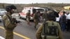 حضور نیروهای امنیتی و درمانی در محل حادثه روز جمعه ۲۱ آذر ۱۳۹۳ پس از حمله یک فلسطینی با اسید به یک خانواده اسرائیلی در اورشلیم 