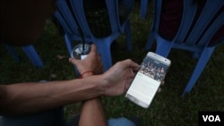 A user shows the Mapping Memories Cambodia app at its official launch at the Royal University of Phnom Penh, Cambodia, February 2, 2019. (Kann Vicheika/VOA Khmer)