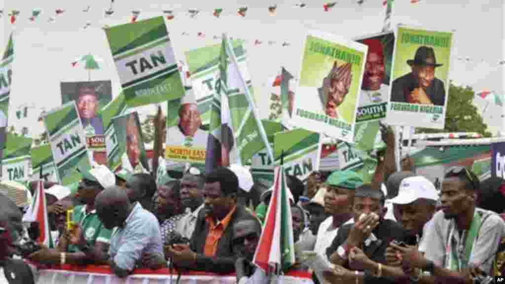 Shugaban Najeriya, Goodluck Jonathan, a yau talata ya bayana aniyarsa, na neman tsayawa takarar neman shugabanci kasa, a inuwar, jamiyarsa ta PDP a Abuja, babban birnin tarayyar Najeriya, 11 ga Nuwamba 2014.