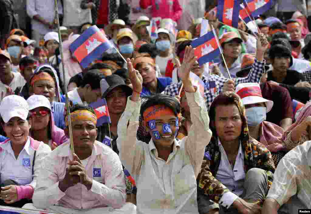 Supporters of the opposition Cambodia National Rescue Party (CNRP) with the national flags gather during a protest at the Freedom Park in central Phnom Penh, Oct. 23, 2013. 