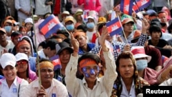 Supporters of the opposition Cambodia National Rescue Party (CNRP) with the national flags gather during a protest at the Freedom Park in central Phnom Penh, Oct. 23, 2013. 