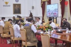 Senin (13/7), Presiden @jokowi dan @wapres_ri @Kiyai_MarufAmin memimpin #RapatTerbatas mengenai "Percepatan Penanganan Dampak Pandemik Covid-19", di Istana Merdeka, Jakarta. Menteri Sekretaris Negara Pratikno dan Sekretaris Kabinet @pramonoanung