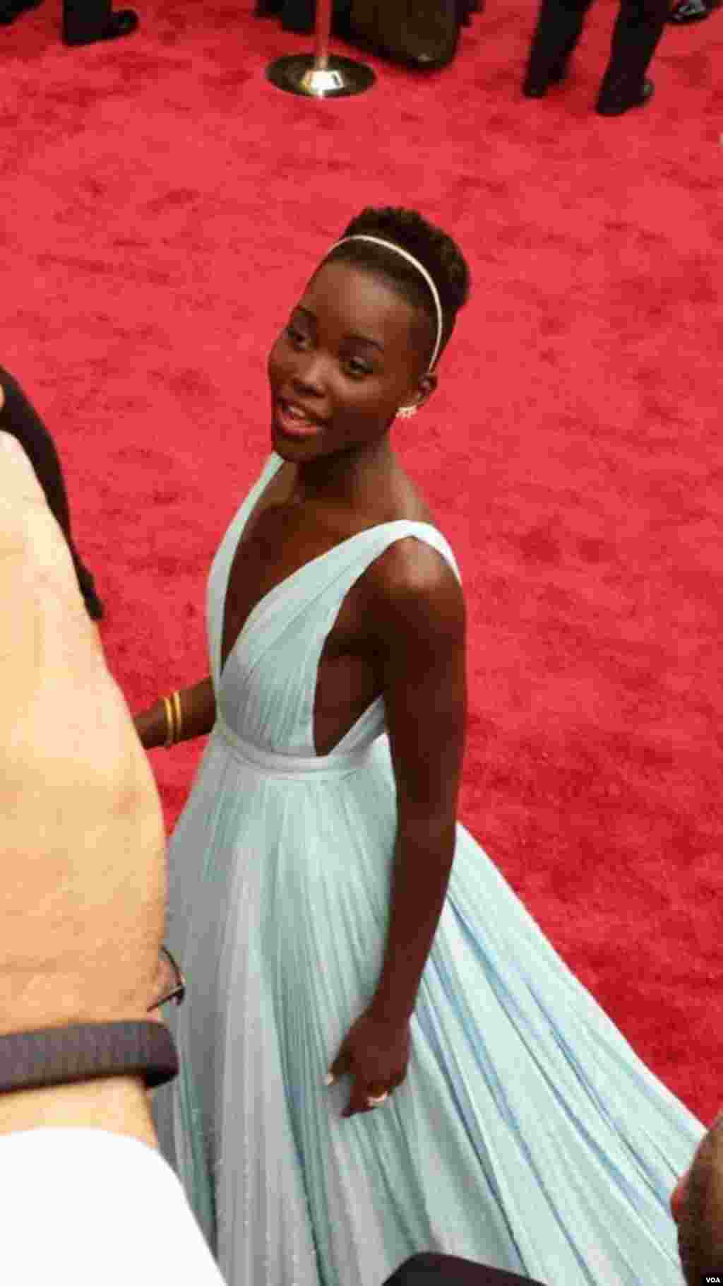 Lupita Nyong'o di red carpet Academy Awards ke-86, Dolby Theater, Los Angeles, California, 2 Maret 2014.