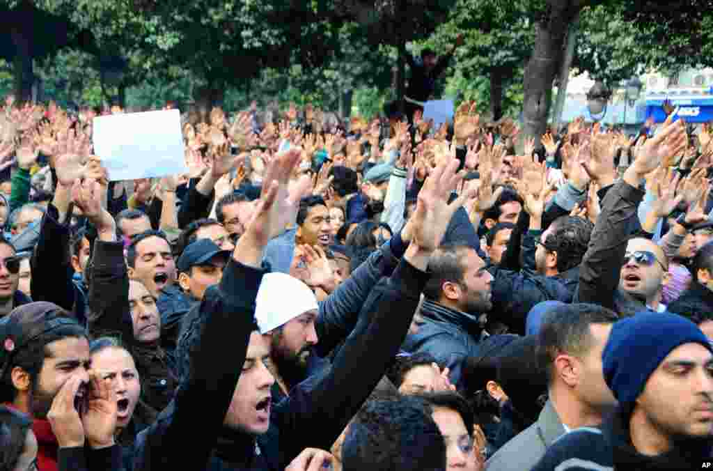 Des manifestants se sont rassembl&eacute;s, le 6 f&eacute;vrier 2013, sur la principale avenue de Tunis pour d&eacute;noncer le meurtre de Chokri Bela&iuml;d.