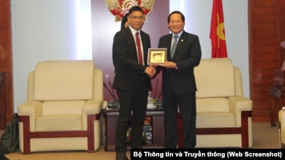Bộ trưởng Trương Minh Tuấn (phải) tiếp Giám đốc chính sách và nhóm pháp lý khu vực châu Á-Thái Bình Dương Damian Yeo của Facebook tại Hà Nội ngày 11/1/2018.