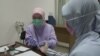 Pemprov Jabar menggelar pemeriksaan Rapid Diagnostic Test (RDT) COVID-19 terhadap kurang lebih 300 tenaga kesehatan (nakes) dan staf RSHS Bandung di Poliklinik Anggrek, Rabu (25/3/20). (Foto: Humas Jabar)