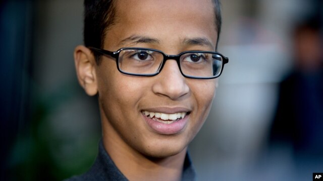 Ahmed Mohamed, fue arrestado en su escuela de Irving, Texas, por llevar un reloj que él mismo fabricó y que fue confundido con una bomba. 