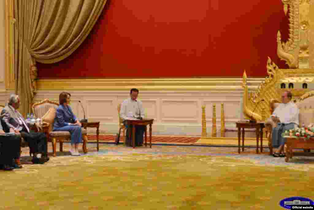 အမေရိကန်အောက်လွှတ်တော် လူနည်းစုခေါင်းဆောင် Nancy Pelosi ဦးဆောင်တဲ့ ကိုယ်စားလှယ်အဖွဲ့ဟာ နေပြည်တော်မှာ သမ္မတဦးသိန်းစိန်နဲ့ ဧပြီလ ၁ ရက် ၂၀၁၅ ဗုဒ္ဓဟူးနေ့က တွေ့ဆုံ (ဓာတ်ပုံ - မြန်မာသမ္မတရုံးဝပ်ဆိုဒ်)