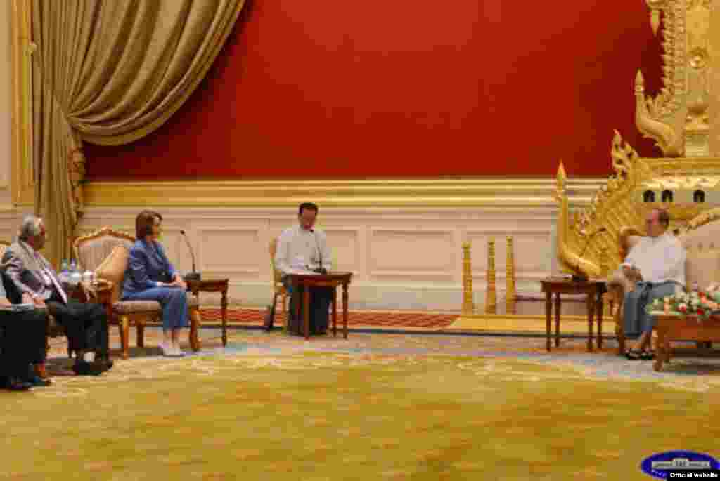 အေမရိကန္ေအာက္လႊတ္ေတာ္ လူနည္းစုေခါင္းေဆာင္ Nancy Pelosi ဦးေဆာင္တဲ့ ကိုယ္စားလွယ္အဖြဲ႔ဟာ ေနျပည္ေတာ္မွာ သမၼတဦးသိန္းစိန္နဲ႔ ဧၿပီလ ၁ ရက္ ၂၀၁၅ ဗုဒၶဟူးေန႔က ေတြ႔ဆံု (ဓာတ္ပံု - ျမန္မာသမၼတ႐ံုး၀ပ္ဆုိဒ္)