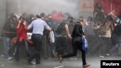 14일 터키 이스탄불에서 최근 탄광 폭발 사고와 관련한 반정부 시위가 벌어진 가운데, 진압경찰이 시위대에 물대포를 발사했다.