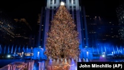 Cây Noel tại Trung tâm Rockefeller, New York, ngày 1/12/2021. (AP Photo/John Minchillo)