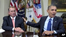 Ketua DPR dari Partai Republik, John Boehner dan Presiden Obama bertemu di Gedung Putih untuk membicarakan kembali solusi menghadapi jurang fiskal yang semakin dekat tenggang waktunya, Kamis (13/12). (AP Photo/Carolyn Kaster, File).