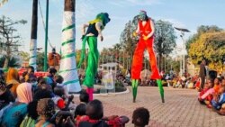 Un spectacle pour enfant à la mairie de Ouagadougou, Ouagadougou, le 25 décembre 2020. (VOA/Lamine Traoré)