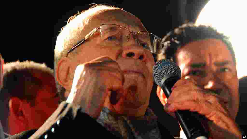 Béji Caïd Essebsi a été proclamé vainqueur de l&#39;élection présidentielle en Tunisie lundi 22 décembre 2014. Sur la photo, il donne un discours devant ses partisans après le second tour de l&#39;élection présidentielle du pays, à Tunis, dimanche 21 décembre 2014.