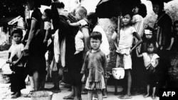资料照片: 1962年5月中国难民在香港排队吃饭
