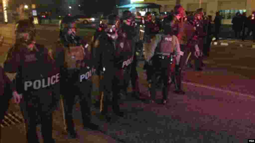 Unrest on the streets of Ferguson after a grand jury decided not to indict police officer Darren Wilson in the death of Michael Brown, Ferguson, Missouri, Nov. 24, 2014. (Kane Farabuagh/VOA)