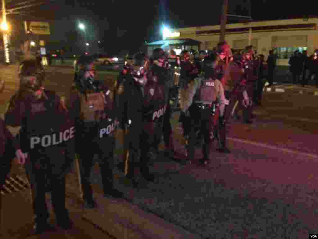 Agitation dans les rues de Ferguson après qu&#39;un grand jury a décidé de ne pas inculper l&#39;agent de police Darren Wilson dans la mort de Michael Brown, Ferguson, Missouri, le 24 novembre 2014. (Kane Farabuagh / VOA)