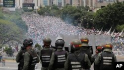 “Lejos de convocar a elecciones, el presidente venezolano Nicolás Maduro ha convocado a una nueva Asamblea Constituyente para reescribir la Constitución y reformar el estado”, dijo Rubio.